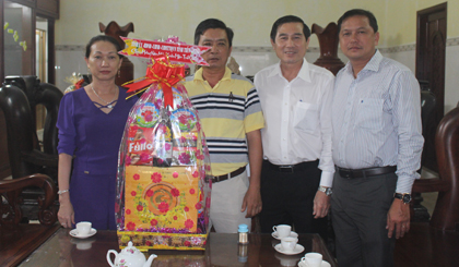 Chủ tịch UBND tỉnh Lê Văn Hưởng thăm, chúc tết Công ty TNHH Long Việt.