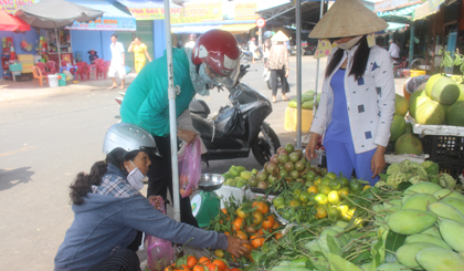 Giá trái cây giảm nhưng vẫn còn cao.
