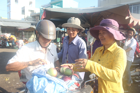 Những ngày đầu năm, chợ đầu mối trái cây Vĩnh Kim (xã Vĩnh Kim) lại tấp nập người mua bán. Trên những nẻo đường hướng về chợ, nhà vườn chở những giỏ đầy ắp trái cây ra chợ bán.