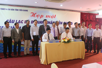 Giám đốc Sở VH-TT&DL Nguyễn Đức Đảm và Chủ tịch TGB Dương Công Đức ký kết văn bản ghi nhớ hỗ trợ bóng đá Tiền Giang .