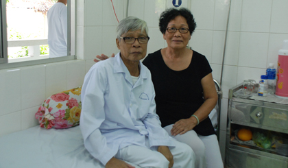 Bà Kim Anh và chồng cảm kích trước sự chăm sóc tận tâm, tận tình của các y, bác sĩ, điều dưỡng Khoa Nội A.