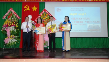 Phó Chủ tịch UBND tỉnh trao Bằng khen cho các tập thể