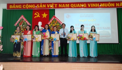 TS BS Tạ Văn Trầm, Phó Giám đốc Sở Y tế trao Bằng khen của UBND tỉnh cho các cá nhân