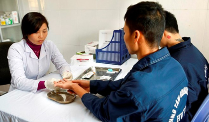 Điều trị bằng thuốc ARV cho bệnh nhân HIV/AIDS. (Ảnh: Dương Ngọc/TTXVN)