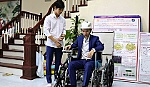 Độc đáo với xe lăn leo cầu thang