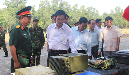 Đồng chí Nguyễn Văn Danh tham quan mô hình học cụ.
