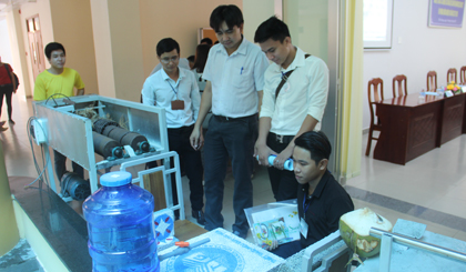 Cuộc thi “Khởi nghiệp cùng sinh viên” do Đoàn trường Đại học Tiền Giang tổ chức từ năm 2012. Qua 6 lần tổ chức, cuộc thi đã mang lại nhiều kết quả khả quan trong việc phát huy tính sáng tạo, khơi dậy tinh thần khởi nghiệp, lập thân, lập nghiệp của sinh viên.