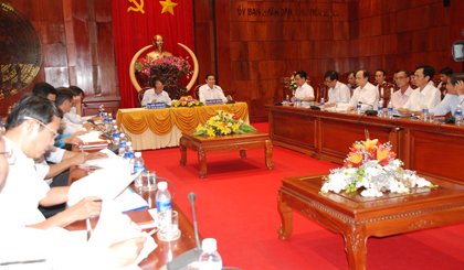 Đồng chí Lê Văn Hưởng phát biểu tại cuộc họp