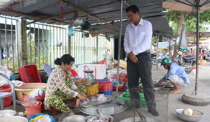 Chánh Văn phòng Ban ATGT tỉnh khảo sát ý kiến của người dân buôn bán tại khu vực chợ tự phát.