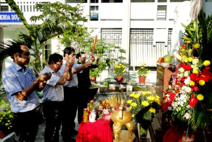 Lãnh đạo Bệnh viện Y học cổ truyền Tiền Giang dâng hương trước tượng tổ sư nghề Y Hải Thượng Lãn Ông