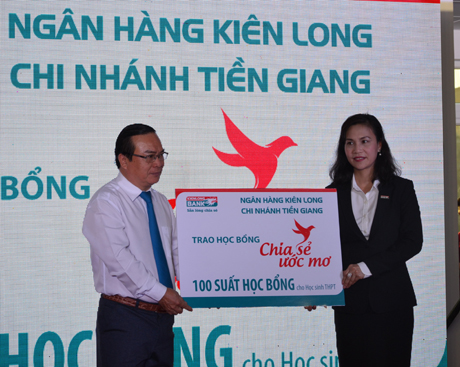 KienLongBank tặng 100 suất học bổng.