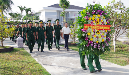 lãnh đạo BCH BĐBP tỉnh và CBCS tổ chức dâng hoa báo cáo bên tượng đại 