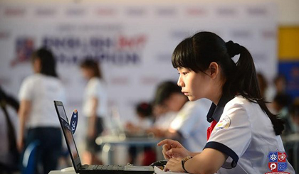 Nội dung thi ở vòng 2 được thiết kế theo chuẩn khung tham chiếu trình độ ngôn ngữ chung của châu Âu (CEFR), ngoài ra còn có một số nội dung nằm trong bài thi chứng chỉ quốc tế như TOEFL, IELTS và Edexcel.  Ban Tổ chức cho hay, việc đưa những chứng chỉ quốc tế này vào bài thi English Champion giúp các em làm quen với những dạng đề mới, cọ xát tiêu chuẩn học thuật quốc tế để bồi dưỡng năng lực và kiện toàn kỹ năng Anh ngữ.  Kết thúc vòng 2, 500 thí sinh có điểm số cao nhất sẽ bước vào vòng 3 với hình thức thi đấu loại trực tiếp và thuyết trình tiếng Anh.  Trước đó, ở vòng 1, cuộc thi đã tuyển chọn được những học sinh vững vàng về kiến thức; vòng 2, các thí sinh cần thể hiện nhiều kỹ năng bên cạnh kỹ năng nghe – đọc. Thay vì thi online ở nhà với tinh thần thoải mái, việc thi tập trung khiến các em làm quen với áp lực phòng thi, thử thách nhiều khả năng như xử lý tình huống, phân bổ thời gian, kỹ năng đọc lướt và đọc dò thông tin… Chỉ riêng việc các thí sinh lớp 4, 5 phải tính nhanh những câu hỏi toán bằng tiếng Anh trong một thời gian hạn chế (trung bình 1 phút/1 câu) cũng là cơ hội để các em thể hiện bản lĩnh.  Sau vòng 1 – “Chinh phục tri thức” diễn ra với hình thức thi online tại nhà, Ban tổ chức English Champion 2018 chính thức công bố phổ điểm của toàn bộ bài thi tại vòng đầu tiên.  Theo đó, dạng phổ điểm ở khối 4, 5 gần với phân phối chuẩn và “đẹp” hơn phổ điểm ở khối 6, 7, 8. Đặc biệt, trong hầu hết các bài thi đều có điểm trung bình từ 50 – 69 điểm, có 8 thí sinh đạt số điểm tuyệt đối 100/100 là học sinh khối 4 và 5 đến từ các thành phố lớn như Hà Nội (5 thí sinh), TPHCM (2 thí sinh) và TPCần Thơ (1 thí sinh).  Vòng 1 có 22.127 lượt làm bài thi trong tổng số 30.728 thí sinh đăng ký.