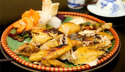Gà cái bang (hay còn gọi là gà ăn mày) thực chất là món gà nướng đất sét.
