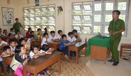 Đoàn viên Phòng Cảnh sát phòng cháy chữa cháy và cứu nạn cứu hộ - Công an tỉnh hướng dẫn trẻ kỹ năng thoát hiểm  trong Chiến dịch “Tình nguyện hè” năm 2017.