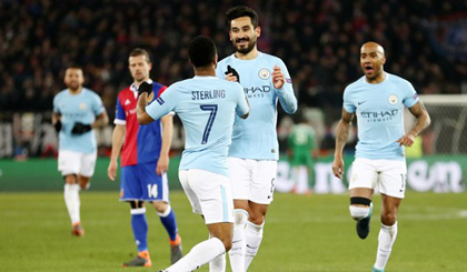 Ilkay Gundogan (giữa) mừng bàn thắng vào lưới Basel ở lượt đi vòng 1/8. Ảnh: Getty Images