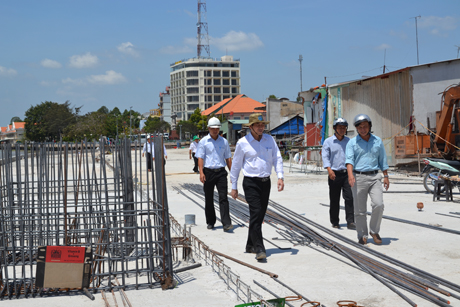 Chủ tịch UBND tỉnh kiểm tra Dự án Kè sông Tiền.