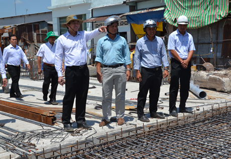 Chủ tịch UBND tỉnh kiểm tra Dự án Kè sông Tiền.