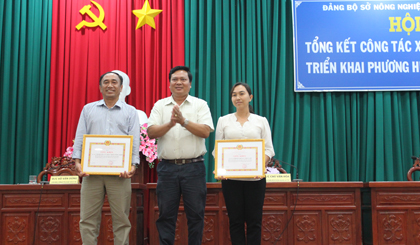 Đồng chí Võ Văn Dũng, Trưởng Ban Tuyên giáo Đảng ủy Khối các cơ quan tỉnh trao giấy khen tập thể có thành tích trong thực hiện chỉ thị 05