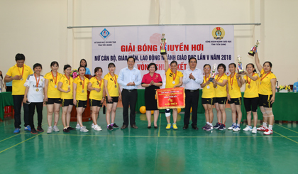 Ông Lưu Nhơn Đức,  Chủ tịch CĐGD tỉnh, bà Trần Thị Quý Mão, Phó GĐ Sở GD-ĐT, ông Nguyễn Phương Toàn, Phó GĐ Sở GD-ĐT trao giải Nhất cho đội huyện Châu Thành.