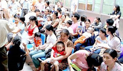 Nắng nóng là một tác nhân dễ gây bệnh cho trẻ.