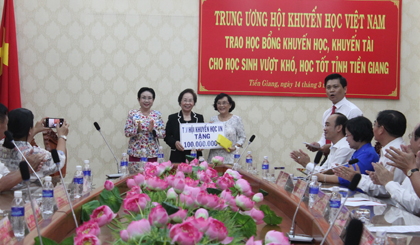 Hội Khuyến học Việt Nam tặng 100 triệu đồng cho quỹ khuyến học, khuyến tài của tỉnh