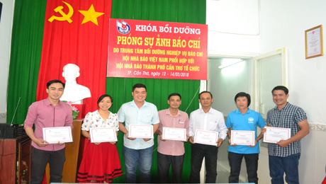 Các học viên được cấp giấy chứng nhận   