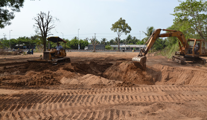 Mở đường vào dự án (ảnh chụp ngày 13-3).