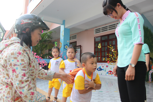 Kết thúc một ngày làm việc của các giáo viên là khi phụ huynh đến đón hết các bé, thường là 17 giờ, thậm chí có khi đến hơn 17 giờ 30.
