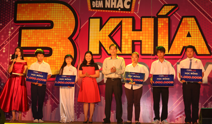 Đại diện Mobifone trao học bổng cho các em học sinh vượt khó học tốt trên địa bàn TP. Mỹ Tho.
