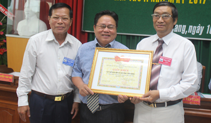 Trao bằng khen của Liên hiệp các Hội Khoa học và Kỹ thuật tỉnh cho Hội Cơ khí tỉnh nhiệm kỳ 2012 - 2017.