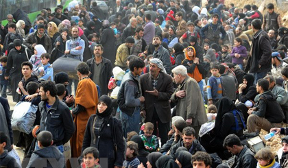 Người dân sơ tán khỏi thị trấn Hamouriyeh, Đông Ghouta, Syria ngày 15-3. Nguồn: THX/TTXVN