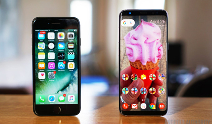 Một chiếc iPhone 7 và Galaxy S8 của Samsung. Ảnh: Android Authority.