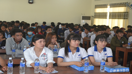 khoảng 250 lao động có nhu cầu tìm việc tham gia phiên giao dịch việc làm tháng 3