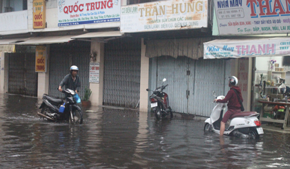 Đường Lê Đại Hành bị ngập sâu khiến một số phương tiện lưu thông qua đây bị chết máy.