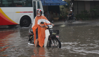 Xe chết máy, một người dân trở nên “bơ vơ” giữa biển nước trên đường Nguyễn Văn Nguyễn.