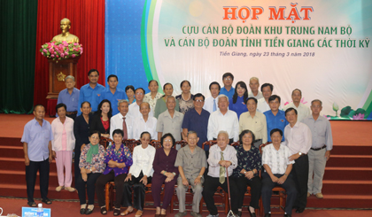 Các đại biểu chụp ảnh lưu niệm tại buổi hợp mặt.