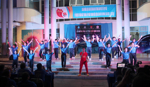 ĐVTN đồng diễn bài Việt Nam ơi.