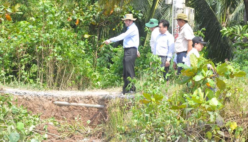 Phó Bí thư Tỉnh ủy, Chủ tịch UBND tỉnh Lê Văn Hưởng trong một chuyến khảo sát tình trạng sạt lở của kênh Chợ Gạo.