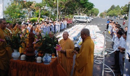 Ban Trị sự Phật giáo thực hiện nghi thức phóng sinh theo nghi lễ Phật giáo trước khi thả cá giống về môi trường tự nhiên