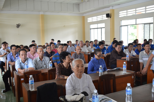 Đông đảo người dân tham dự buổi tuyên truyền.
