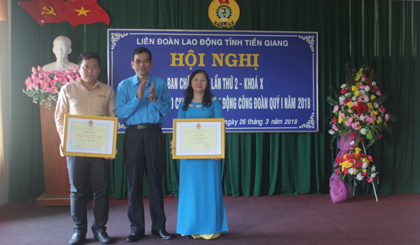 Đồng chí Trương Văn Hiền chủ tịch LĐLĐ tặng Bằng khen cho CĐCS Văn phòng Sở Y tế tỉnh và Công ty TNHH công nghiệp và thiết bị chiếu sáng Duhal. 