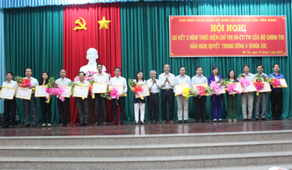  Ban Chấp hành Đảng bộ Khối Các cơ quan tỉnh tuyên dương, khen thưởng  các tập thể, cá nhân 2 năm thực hiện tốt  Chỉ thị 05 của Bộ Chính trị gắn với Nghị quyết Trung ương 4 khóa XII.