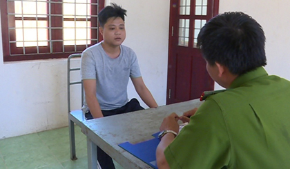 Công an huyện Chợ Gạo làm việc với đối tượng Đoàn Minh Phát. Ảnh: NGỌC DUYÊN