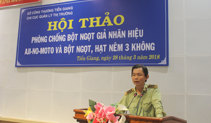 Chi cục trưởng Chi cục Quản lý thị trường Đỗ Văn Phước phát biểu tại hội thảo.