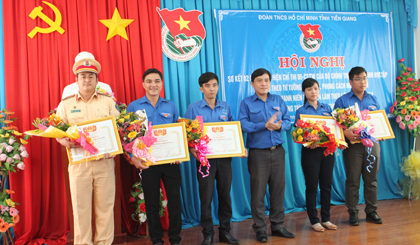 Đồng chí Ngô Huỳnh Quang Thái, Phó Bí thư Tỉnh đoàn tuyên dương tập thể thực hiện tốt chỉ thị 05
