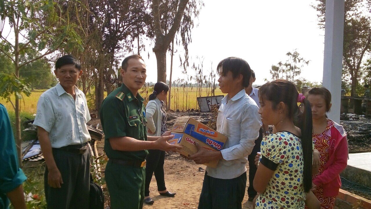 Đại diện Ban Chỉ huy đồn Biên phòng Kiểng Phước vận động đóng góp quần áo, mì tôm hỗ trợ hai gia đình bị cháy.