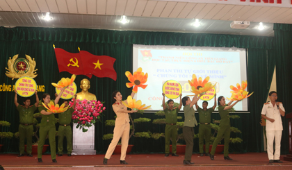 Các chiến sĩ thực hiện phần thi “Chúng tôi nói về mình”.