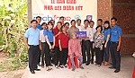 Trao nhà đại đoàn kết cho gia đình anh Trần Văn Xuân