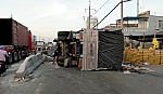 Xe tải leo dải phân cách, 2 người thoát chết